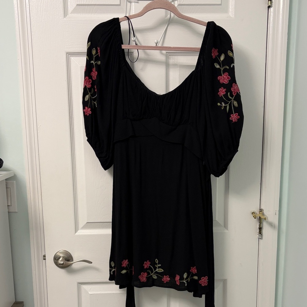 Chic Black Dress with Puff Sleeves
